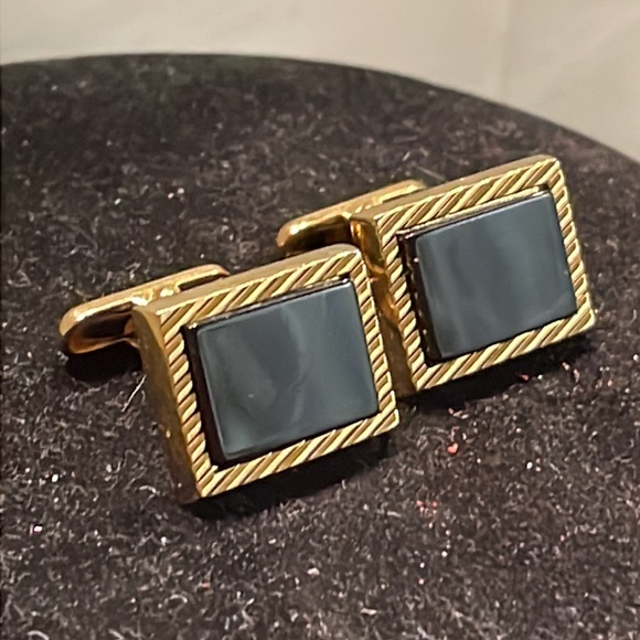 Vintage-1950s--rectangular gold tone black onyx single bar toggle cuff links - Picture 6 of 15